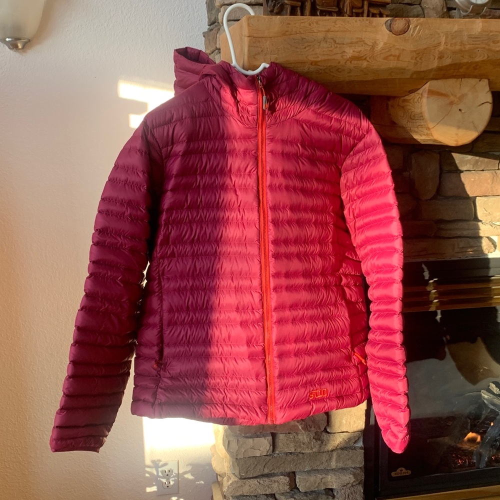 Like new Stio Women's Pinion Down Hooded Jacket Triple Berry Pink Size XXL